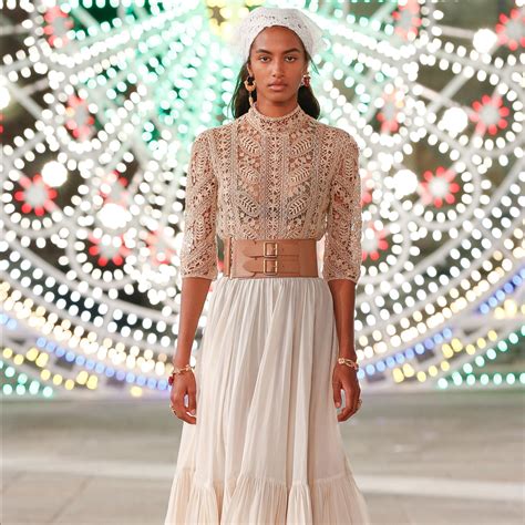 confezione di un vestito di dior|Dior Cruise 2021: tutti gli abiti con pizzo e ricami.